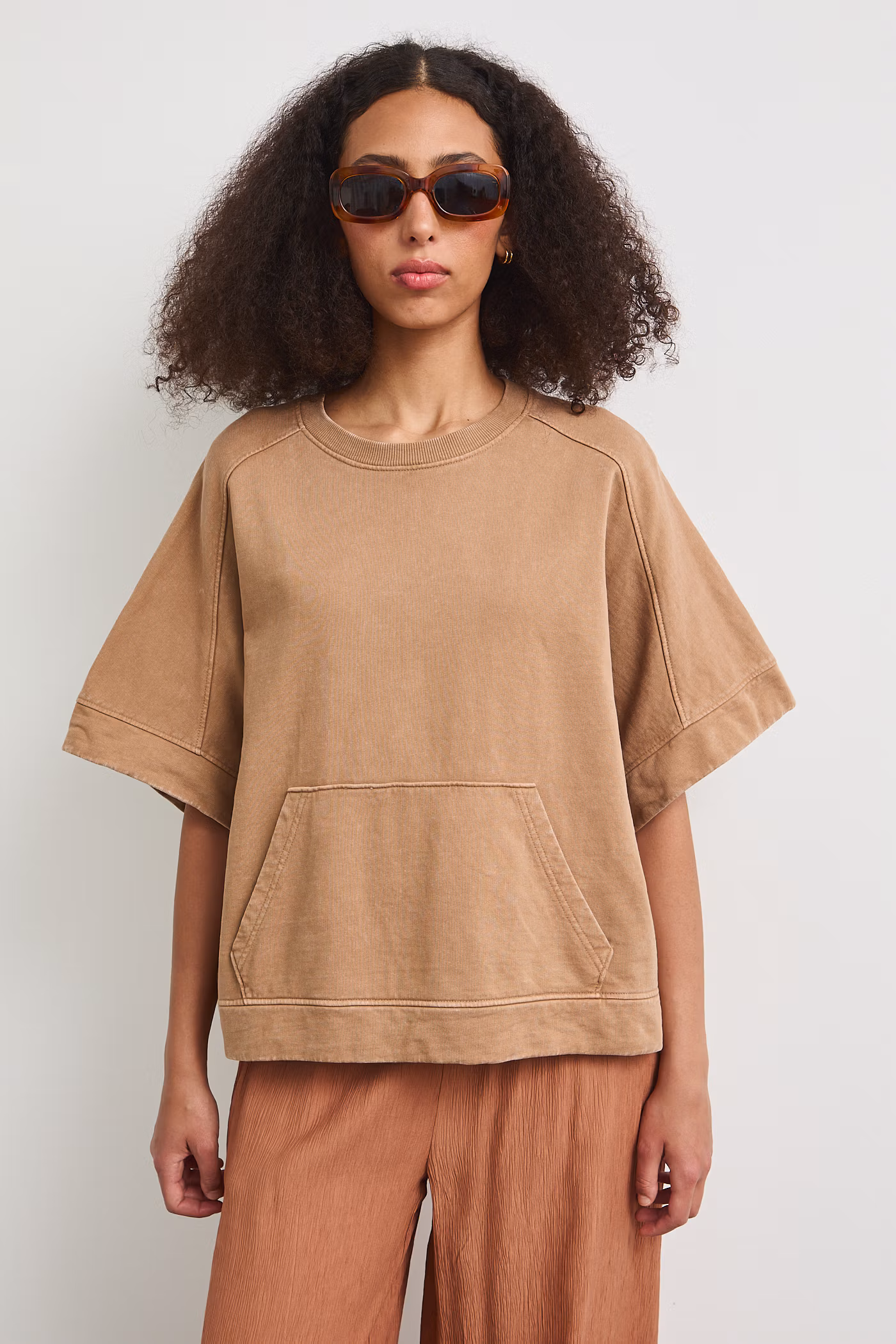 ubrania-dla-ciepłej-jesieni-koszulka-damska-oversize-kolor-camel