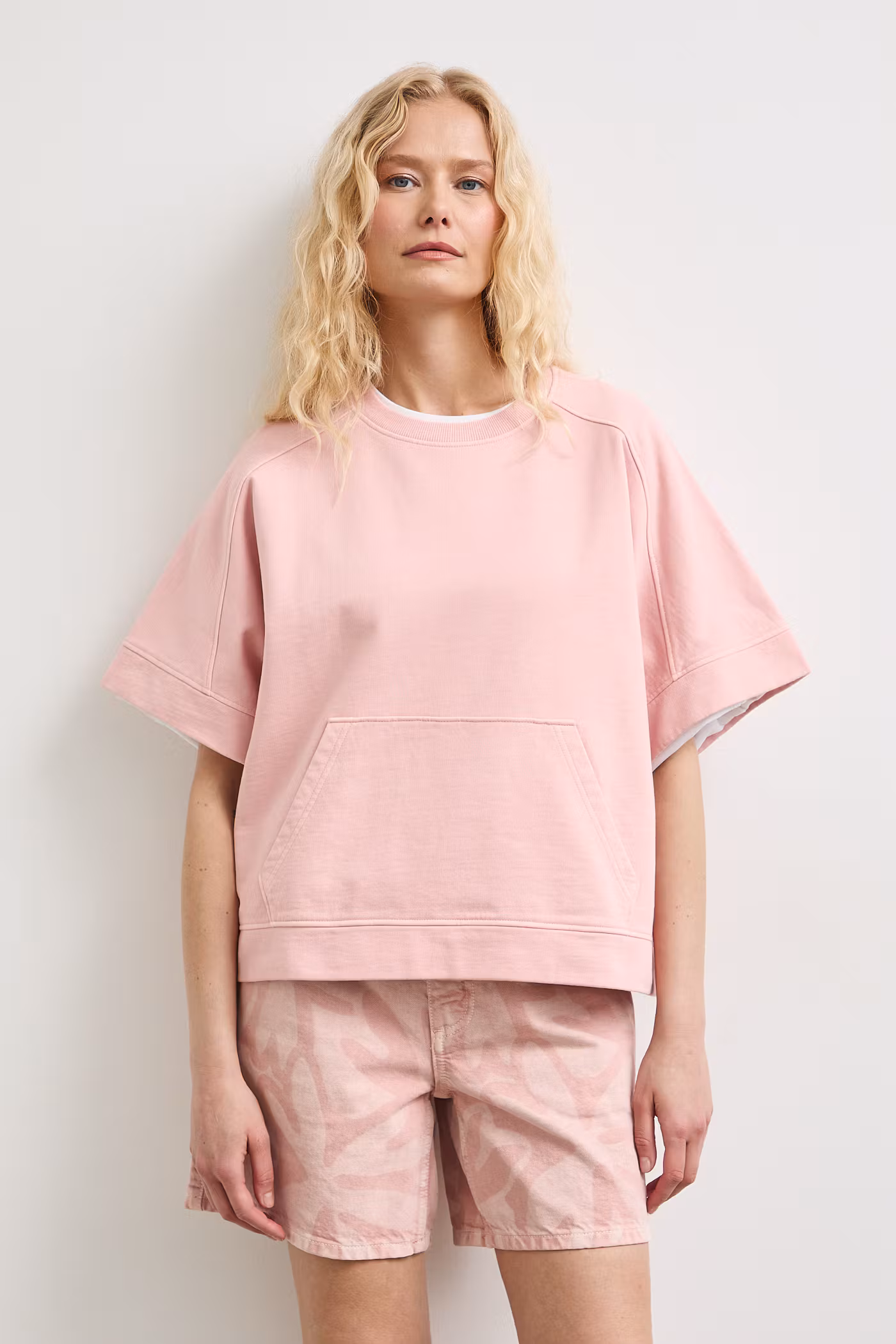 ubrania-dla-jasnej-wiosny-bluza-damska-z-krótkim-rękawem-kolor-różowy-light-spring-wardrobe