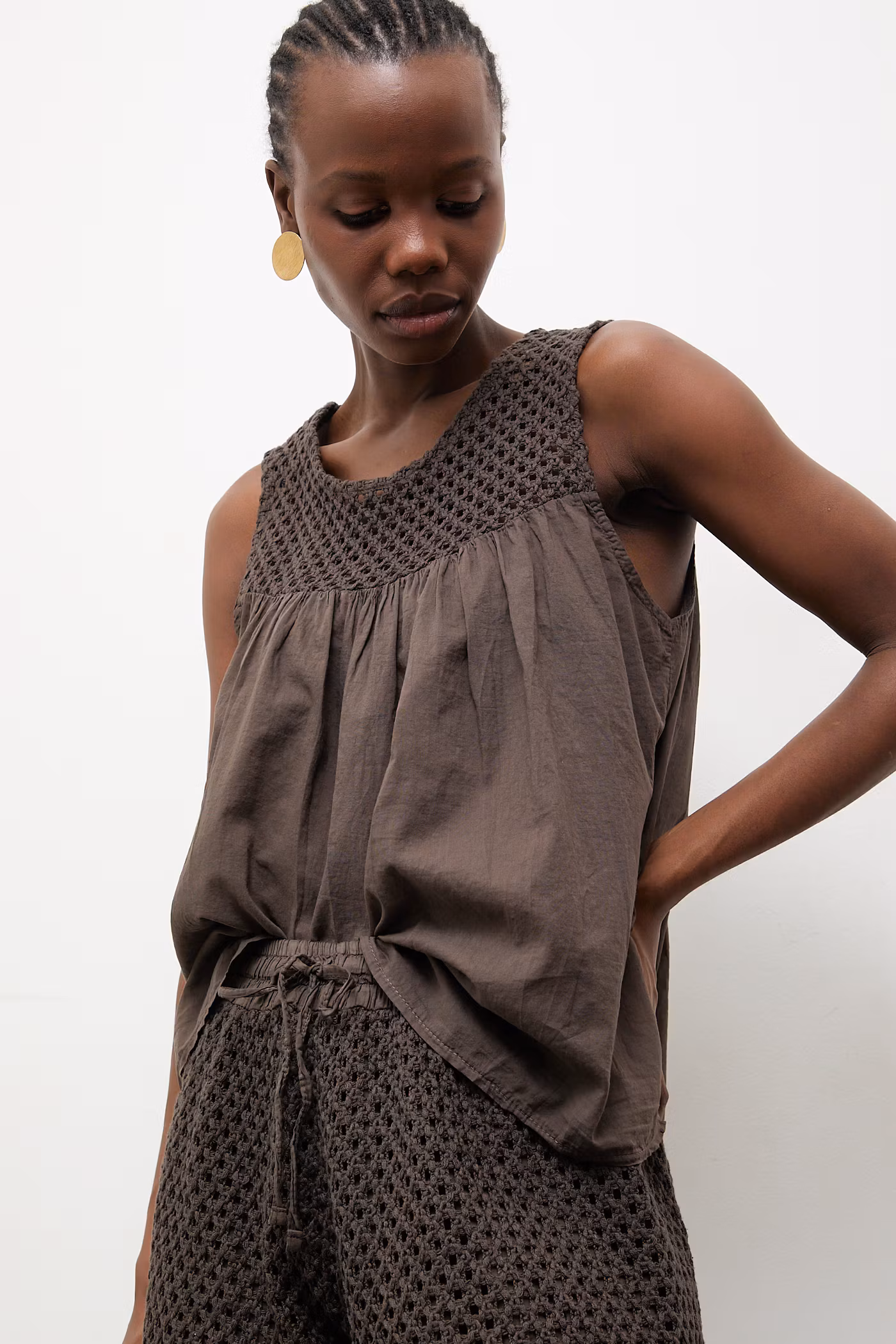 bluzka-letnia-dla-zgaszonego-lata-soft-summer-kolor-brązowy-łupek-slate-brown